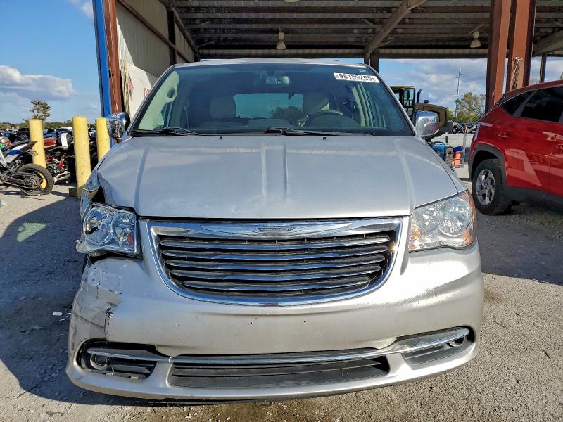 Photo 5 from auction – 2011 CHRYSLER TOWN & COU with VIN 2A4RR8DG0BR630817