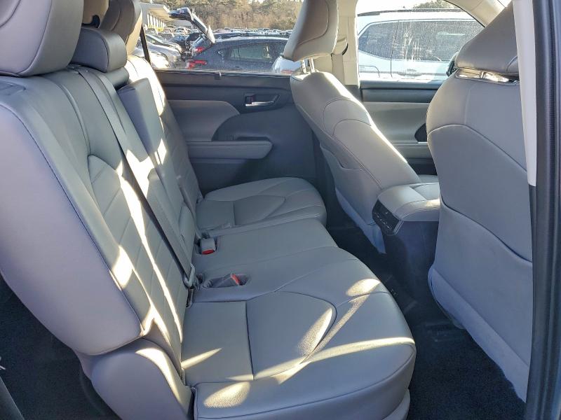 Photo 11 from auction – 2021 TOYOTA HIGHLANDER with VIN 5TDGZRBH5MS554584