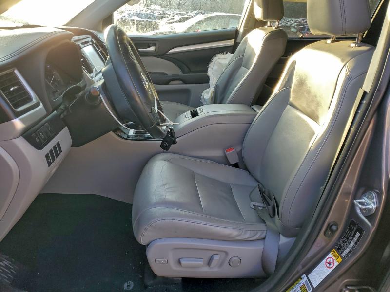 Photo 7 from auction – 2018 TOYOTA HIGHLANDER with VIN 5TDJZRFH9JS550937