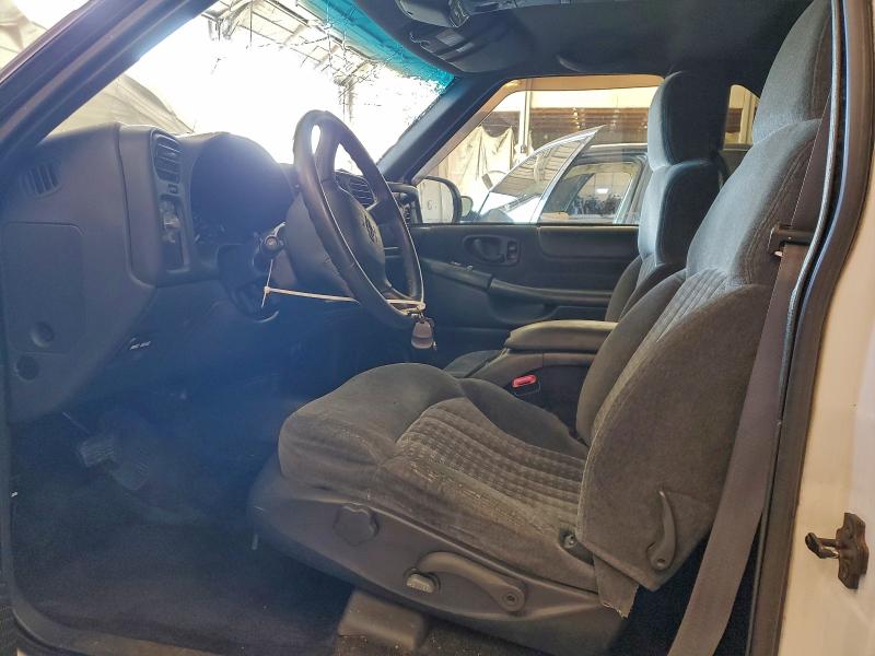 Photo 7 from auction – 2000 CHEVROLET BLAZER with VIN 1GNCT18W6YK159518