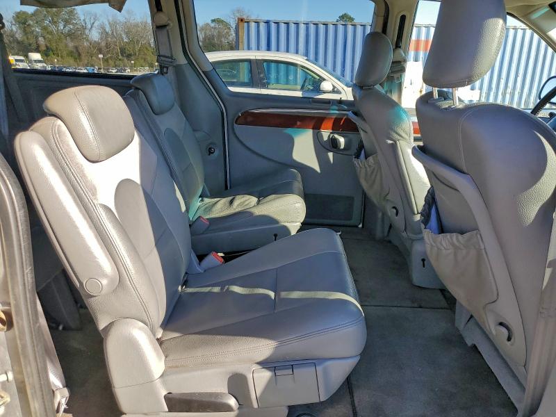 Photo 11 from auction – 2005 CHRYSLER TOWN & COU with VIN 2C4GP64L95R338009