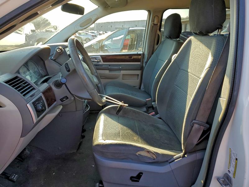 Photo 7 from auction – 2010 CHRYSLER TOWN & COU with VIN 2A4RR5D11AR421353