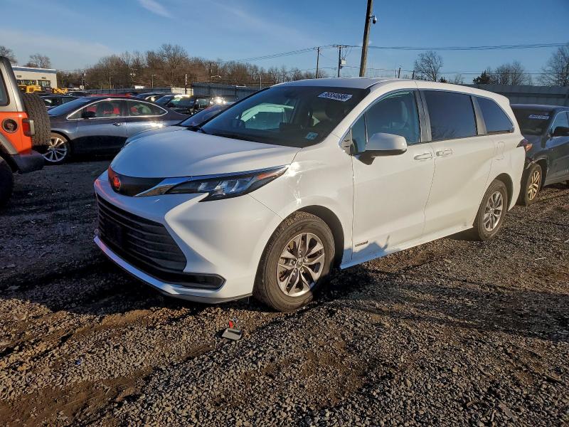 TOYOTA SIENNA 2021 with VIN 5TDKRKEC5MS031163 - Photo from auction