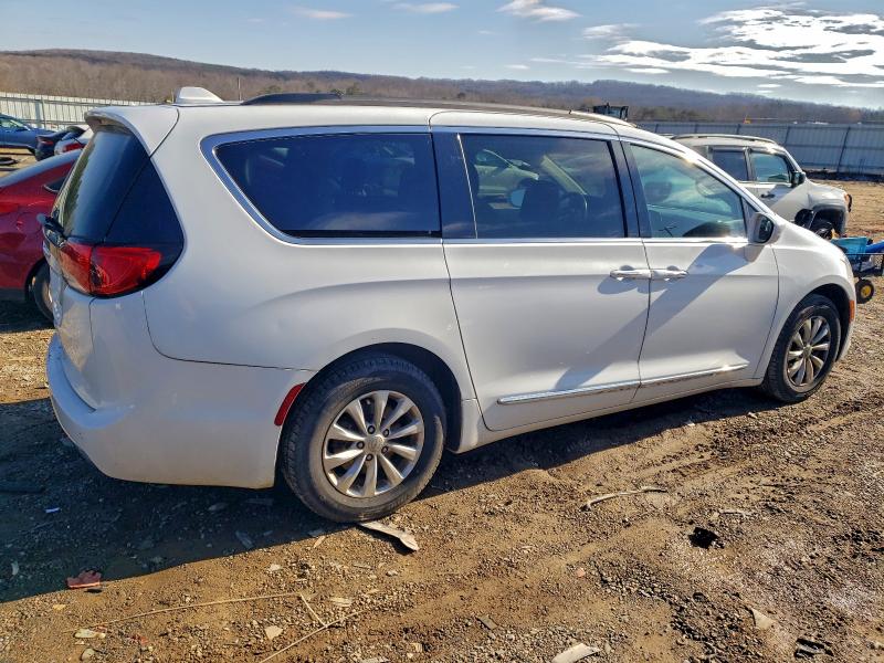 Photo 3 from auction – 2017 CHRYSLER PACIFICA T with VIN 2C4RC1BG5HR503202