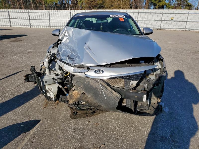 Photo 5 from auction – 2017 KIA OPTIMA LX with VIN 5XXGT4L34HG137861