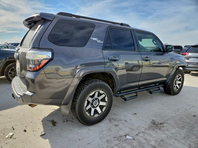 Photo 3 from auction – 2020 TOYOTA 4RUNNER SR with VIN JTEBU5JR3L5806229