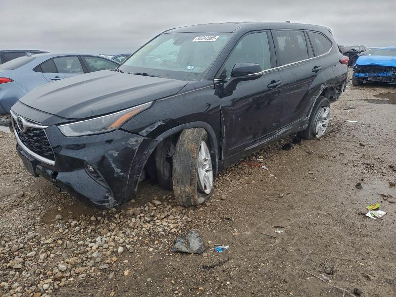 TOYOTA HIGHLANDER 2022 with VIN 5TDBZRBH1NS170555 - Photo from auction