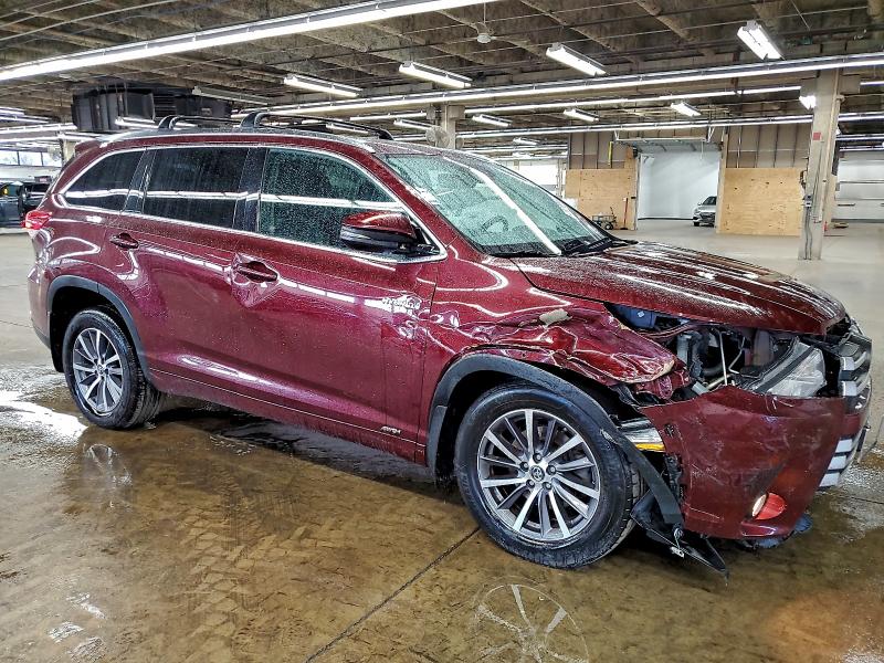 Photo 4 from auction – 2017 TOYOTA HIGHLANDER with VIN 5TDJGRFHXHS032254
