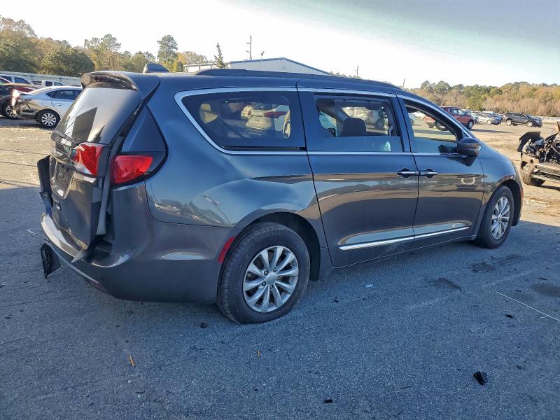 Photo 3 from auction – 2017 CHRYSLER PACIFICA T with VIN 2C4RC1BG0HR684662