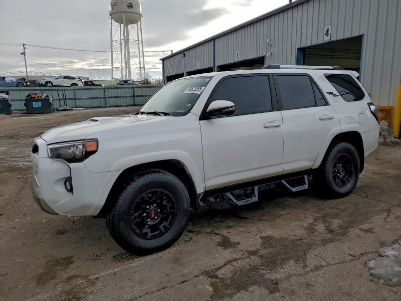 TOYOTA 4RUNNER 2018 with VIN JTEBU5JR0J5547776 - Photo from auction