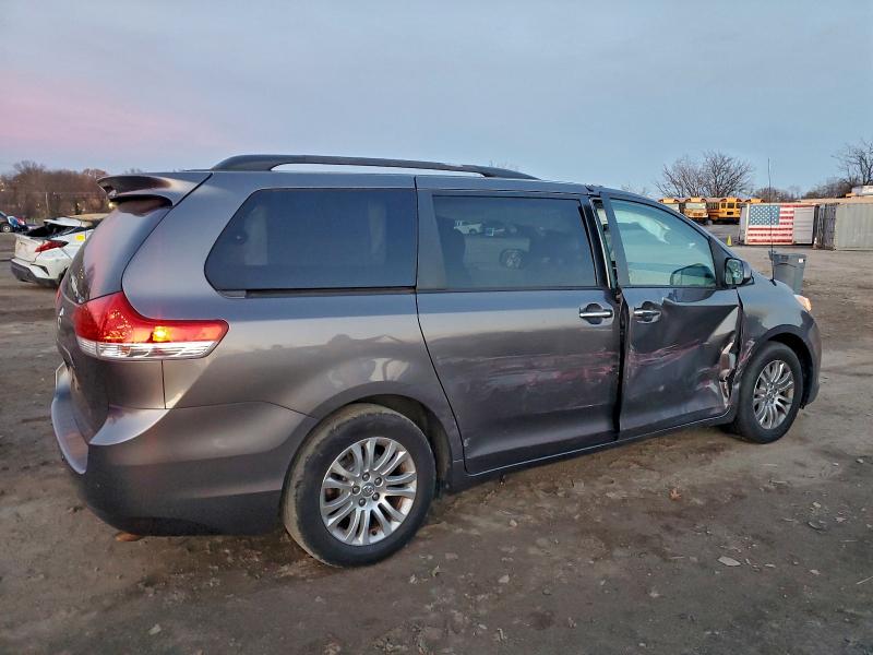 Photo 3 from auction – 2014 TOYOTA SIENNA XLE with VIN 5TDYK3DC3ES435893