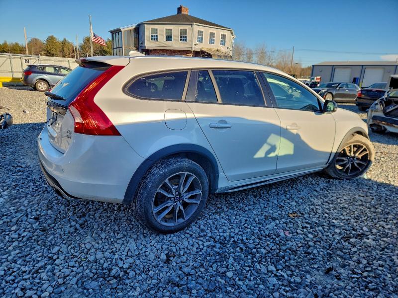 Photo 3 from auction – 2015 VOLVO V60 CROSS with VIN YV4612HK3F1000597