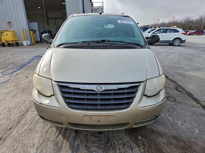 Photo 5 from auction – 2005 CHRYSLER TOWN & COU with VIN 2C4GP44R95R407175