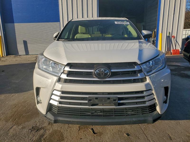 Photo 5 from auction – 2018 TOYOTA HIGHLANDER with VIN 5TDBZRFH6JS865876