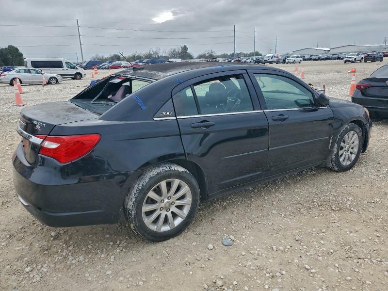 Photo 3 from auction – 2013 CHRYSLER 200 TOURIN with VIN 1C3CCBBB7DN557578