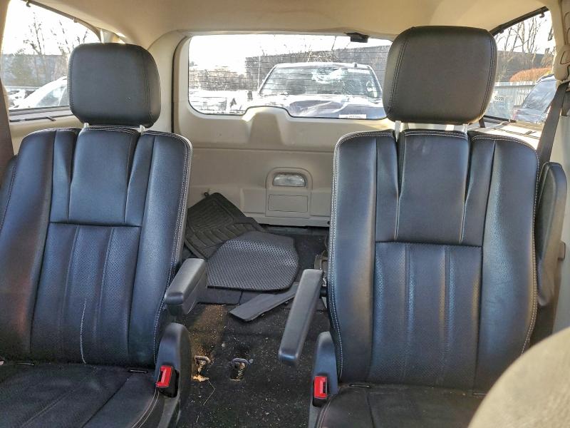 Photo 10 from auction – 2015 CHRYSLER TOWN & COU with VIN 2C4RC1CG7FR699672
