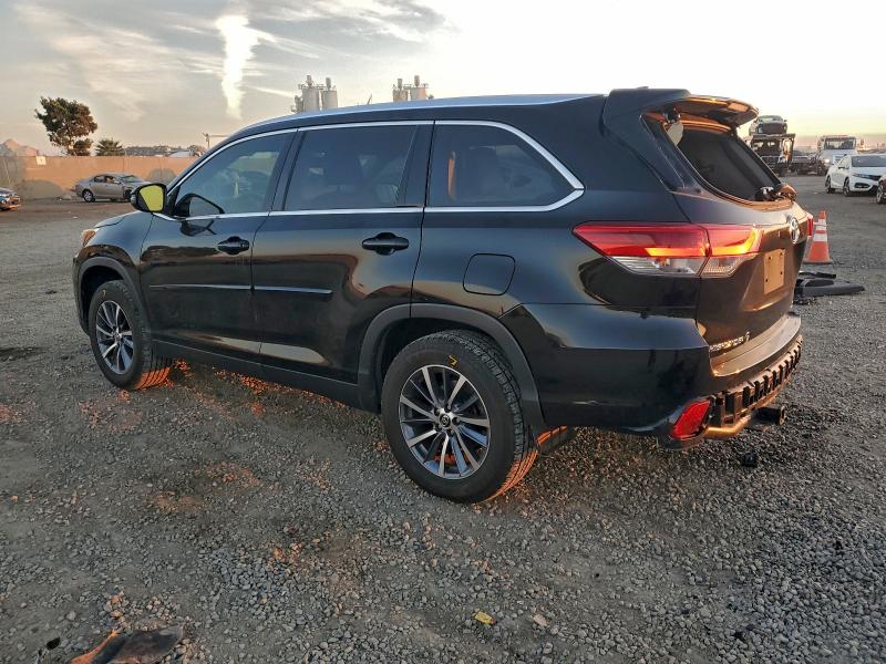 Photo 2 from auction – 2019 TOYOTA HIGHLANDER with VIN 5TDKZRFH0KS573853