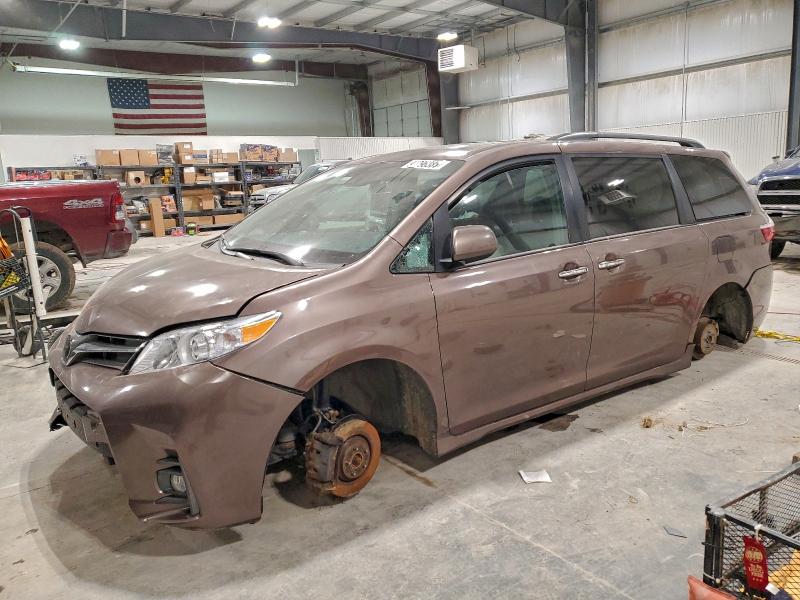 TOYOTA SIENNA XLE 2018 with VIN 5TDYZ3DC7JS906305 - Photo from auction