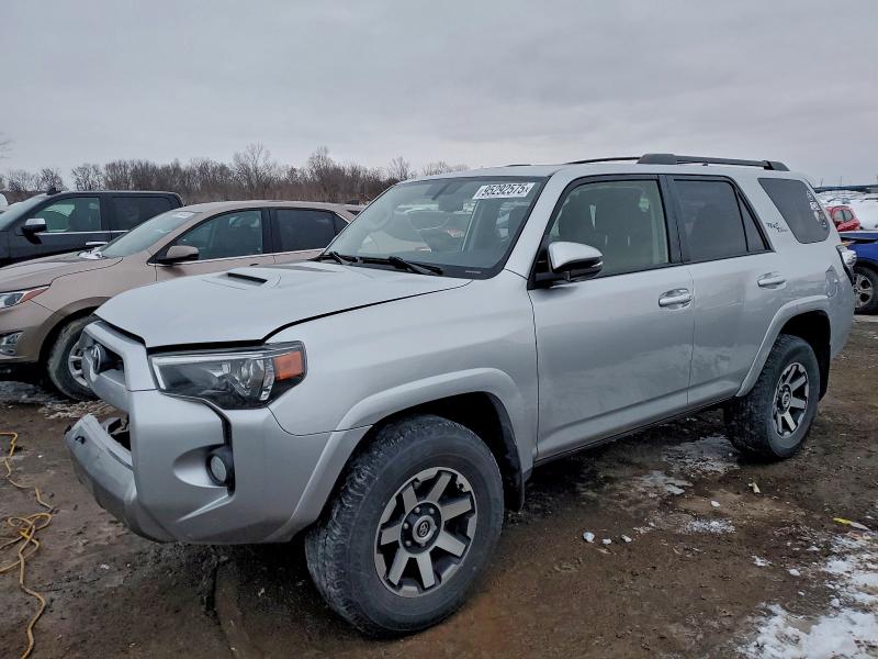 TOYOTA 4RUNNER SR 2019 with VIN JTEBU5JR0K5677476 - Photo from auction