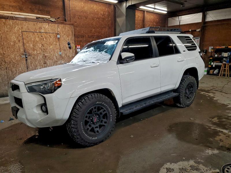 TOYOTA 4RUNNER SR 2019 with VIN JTEBU5JR8K5631958 - Photo from auction