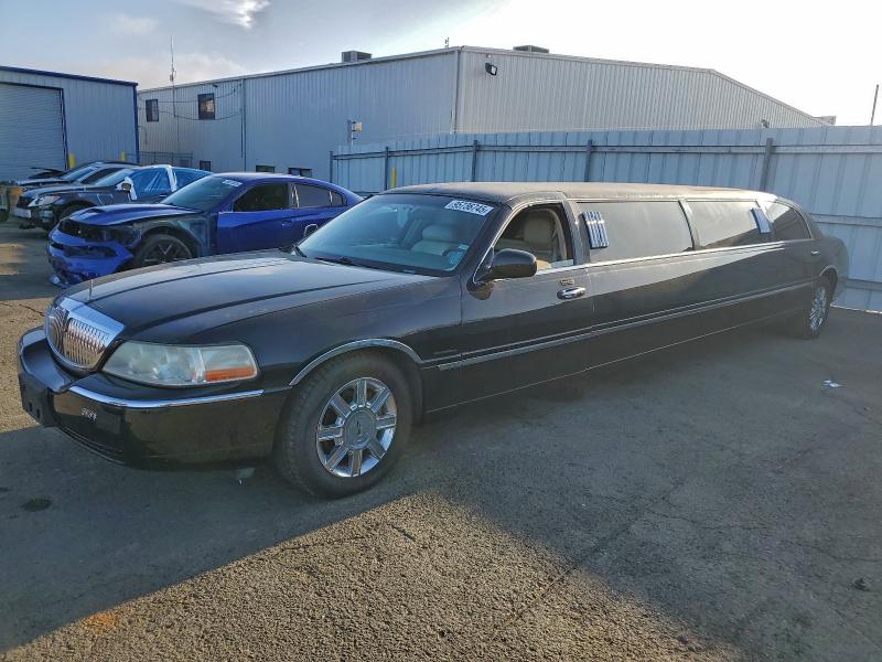 LINCOLN TOWN CAR E 2003 with VIN 1L1FM81W23Y692037 - Photo from auction