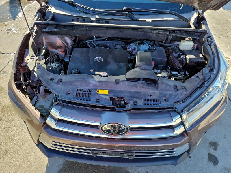 Photo 12 from auction – 2018 TOYOTA HIGHLANDER with VIN 5TDYZRFH3JS237736