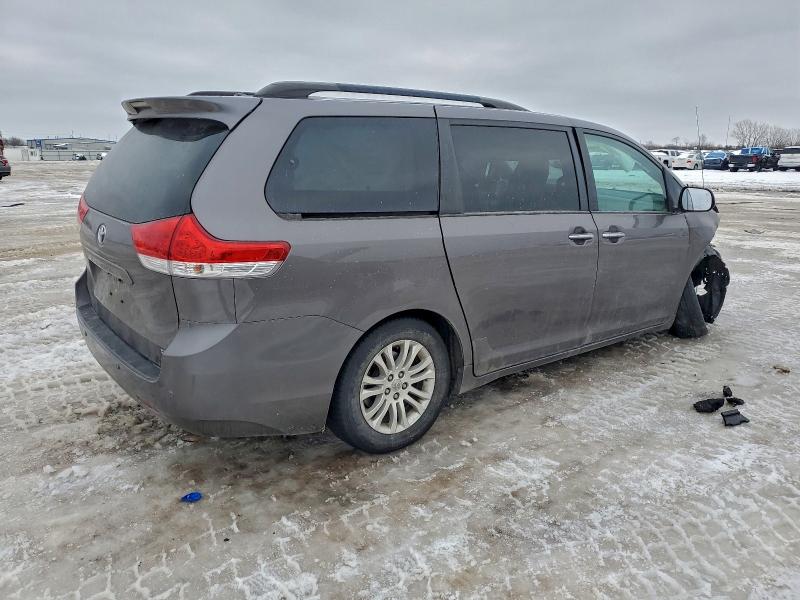 Photo 3 from auction – 2014 TOYOTA SIENNA XLE with VIN 5TDYK3DC7ES459467