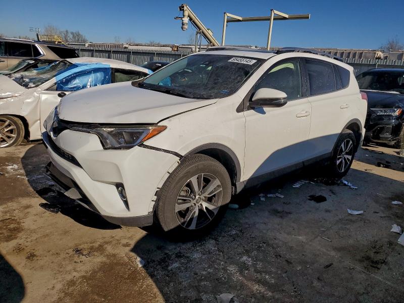 TOYOTA RAV4 XLE 2017 с VIN JTMRFREVXHD200032 - Снимка от търг