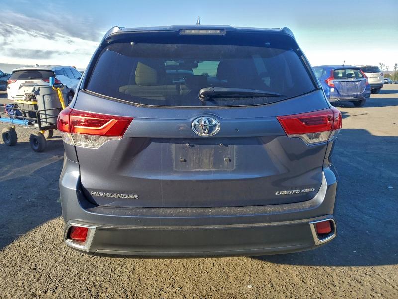 Photo 6 from auction – 2018 TOYOTA HIGHLANDER with VIN 5TDDZRFH8JS871896