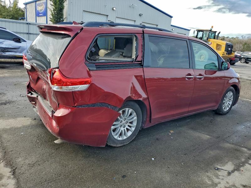 Photo 3 from auction – 2011 TOYOTA SIENNA XLE with VIN 5TDYK3DC7BS012133