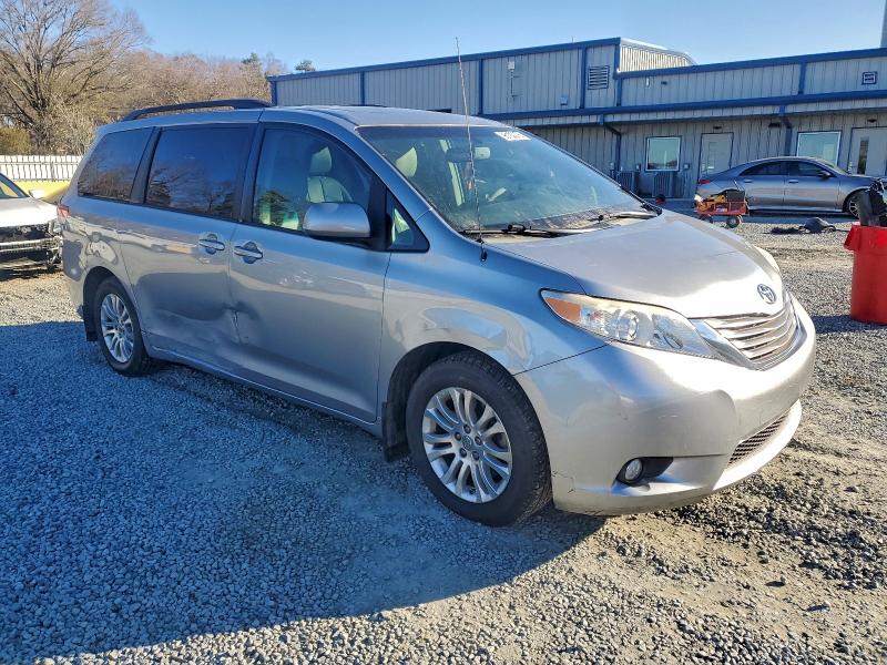 Photo 4 from auction – 2014 TOYOTA SIENNA XLE with VIN 5TDYK3DC9ES442492