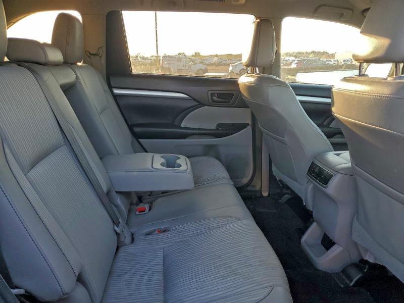 Photo 11 from auction – 2018 TOYOTA HIGHLANDER with VIN 5TDZZRFH3JS281885