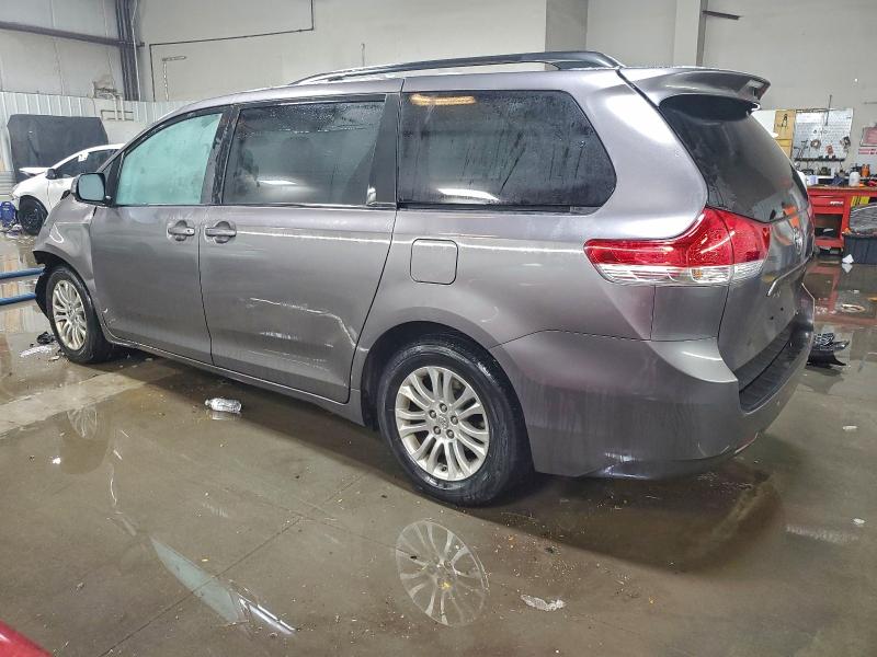 Photo 2 from auction – 2014 TOYOTA SIENNA XLE with VIN 5TDYK3DC3ES461524