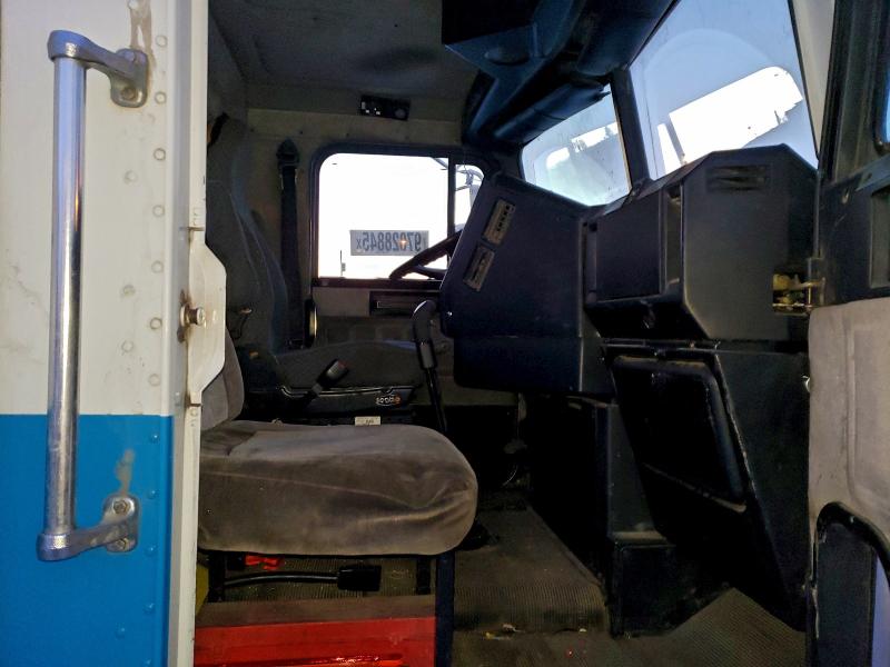 Photo 10 from auction – 2001 FREIGHTLINER CONVENTION with VIN 1FUJAHBD11LJ26196