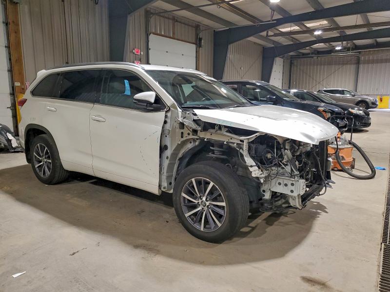 Photo 4 from auction – 2017 TOYOTA HIGHLANDER with VIN 5TDJZRFH7HS517803