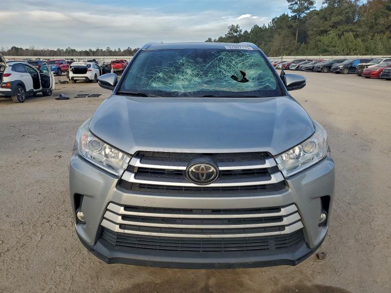 Photo 5 from auction – 2017 TOYOTA HIGHLANDER with VIN 5TDKZRFH4HS516628