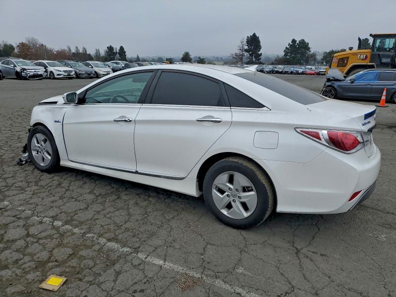 Photo 2 from auction – 2011 HYUNDAI SONATA HYB with VIN KMHEC4A41BA003472