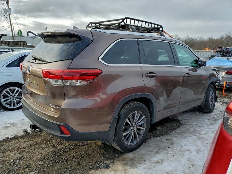 Photo 3 from auction – 2018 TOYOTA HIGHLANDER with VIN 5TDJZRFHXJS904187