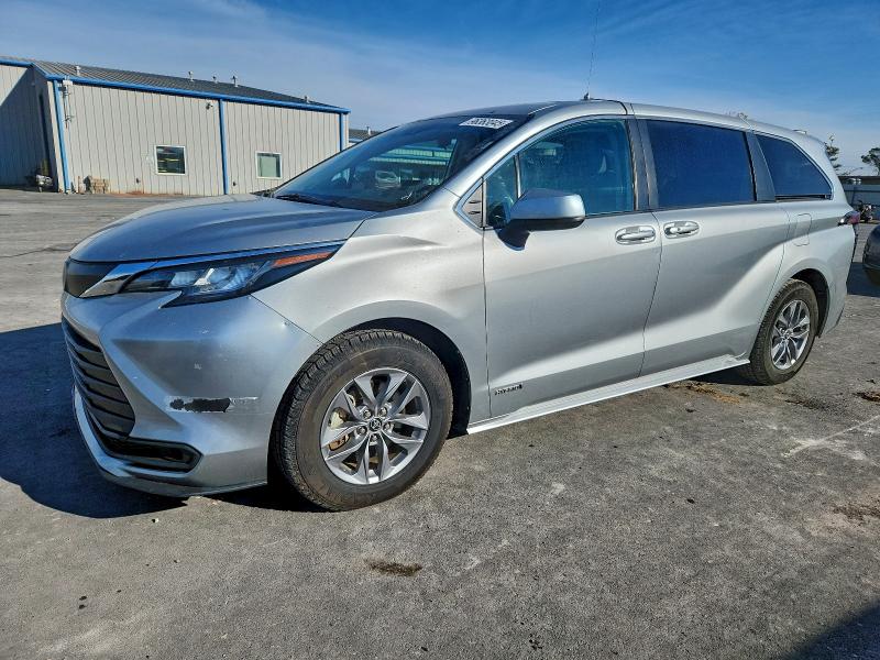 TOYOTA SIENNA LE 2021 with VIN 5TDKRKEC2MS063889 - Photo from auction