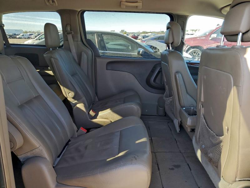Photo 11 from auction – 2016 CHRYSLER TOWN & COU with VIN 2C4RC1BG9GR298000