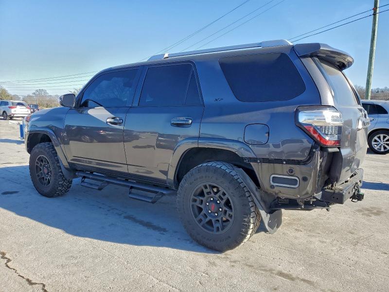 Photo 2 from auction – 2018 TOYOTA 4RUNNER SR with VIN JTEBU5JR1J5517198