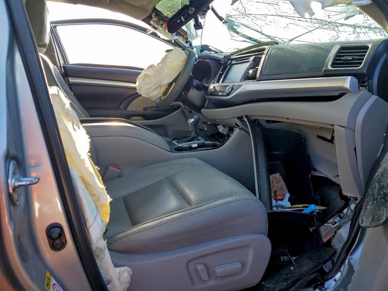 Photo 7 from auction – 2017 TOYOTA HIGHLANDER with VIN 5TDJZRFH5HS413634
