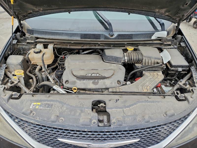 Photo 12 from auction – 2017 CHRYSLER PACIFICA L with VIN 2C4RC1CGXHR565774