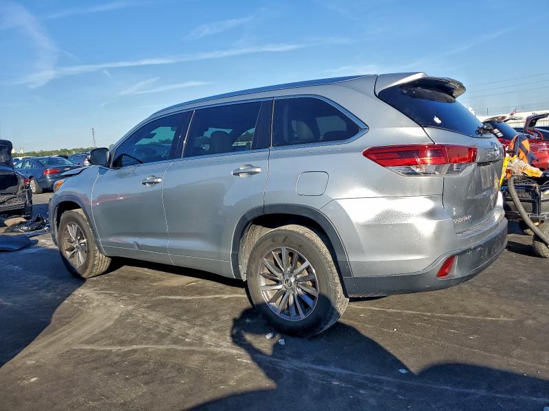 Photo 2 from auction – 2018 TOYOTA HIGHLANDER with VIN 5TDKZRFH2JS549438
