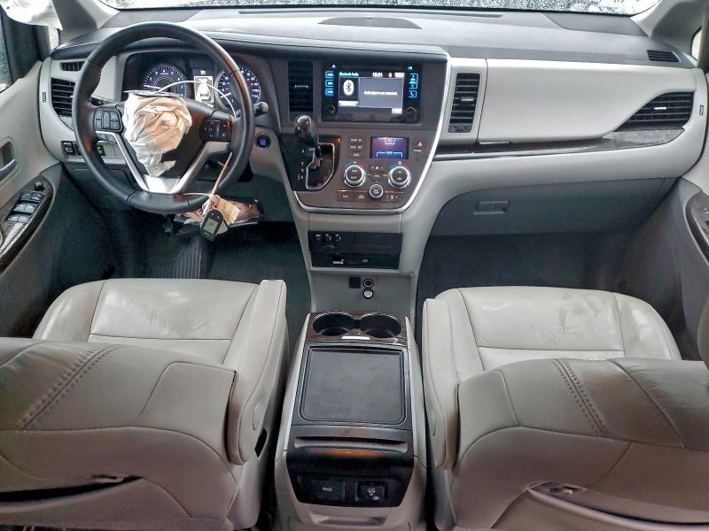 Photo 8 from auction – 2017 TOYOTA SIENNA XLE with VIN 5TDDZ3DC1HS178845