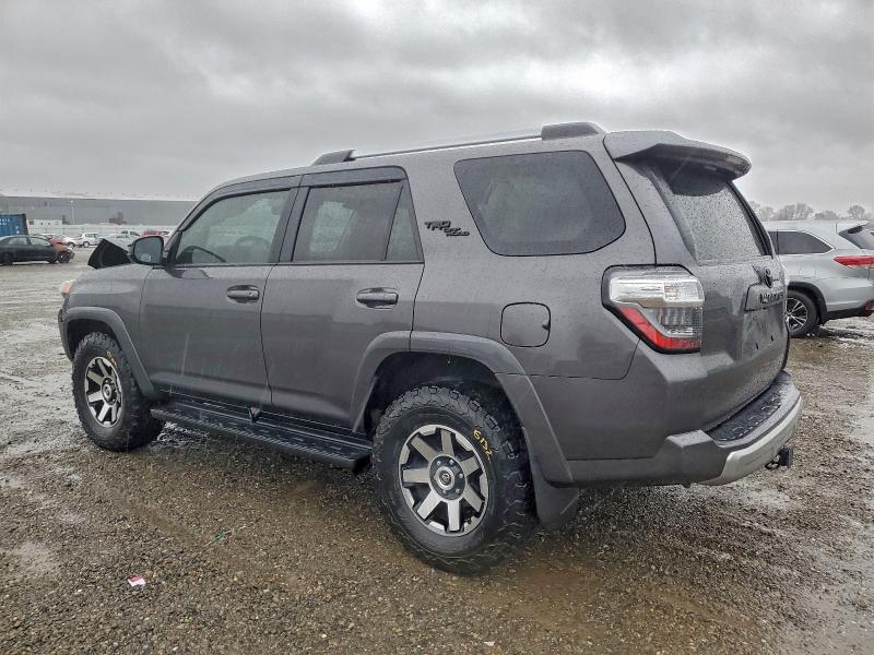 Photo 2 from auction – 2018 TOYOTA 4RUNNER SR with VIN JTEBU5JR5J5597489
