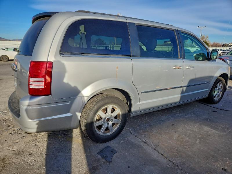 Photo 3 from auction – 2010 CHRYSLER TOWN & COU with VIN 2A4RR5D19AR234913