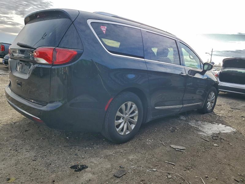 Photo 3 from auction – 2018 CHRYSLER PACIFICA T with VIN 2C4RC1BG9JR227659