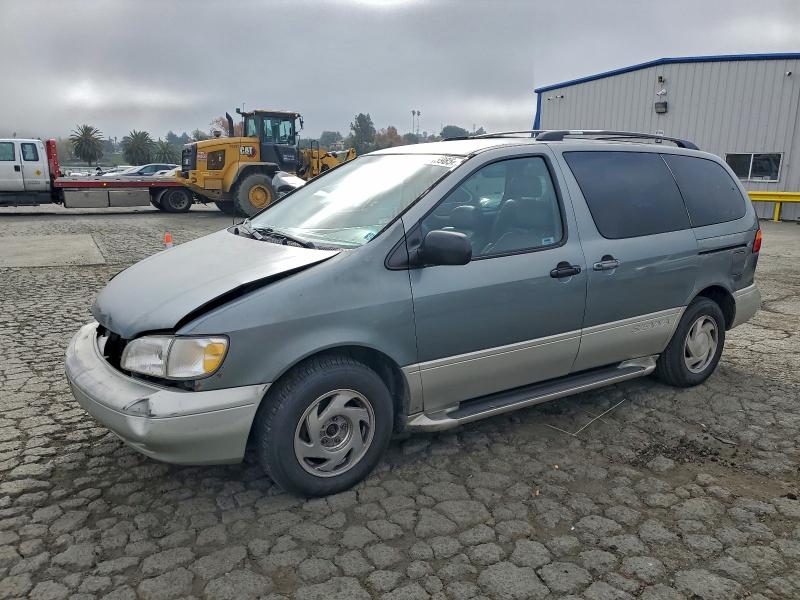 TOYOTA SIENNA LE 2000 with VIN 4T3ZF13C2YU195902 - Photo from auction