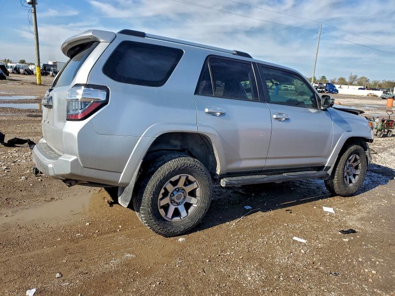 Photo 3 from auction – 2016 TOYOTA 4RUNNER SR with VIN JTEBU5JR5G5293457